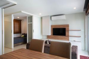 Ban Tha FatMantra Beach condominium M257的一间带餐桌的客厅和一间卧室