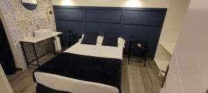 格拉纳达ROOMS Los MONTES的一间卧室配有一张蓝色床头板的床