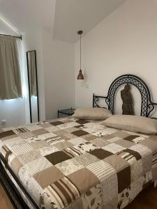 查韦斯Casa Guardiao的一间卧室配有床,床上装有被子