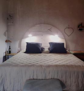 莫尔斯chambre d'hôtes Et Puis Voilà!的卧室配有一张带拱门的大型白色床