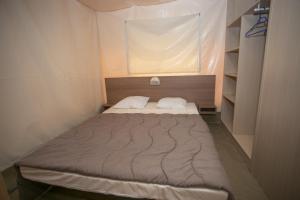 马泽尔拉巴斯蒂德度假酒店的一个小房间的小床,设有窗户