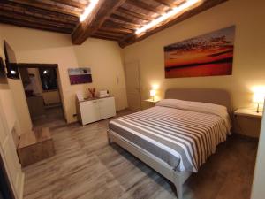 特拉西梅诺湖畔帕西尼亚诺The View - Sunset & Relax - Suite - Appartamenti Vista Lago的铺有木地板的客房内设有一间卧室和一张床。