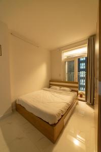 Kinh DinhLovely 3-bedroom condo with free parking的一间卧室设有一张大床和窗户