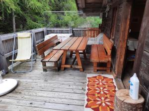 坎波图雷斯Ferienwohnung Oberpursteinhof的木甲板,配有野餐桌和椅子