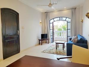卢克索IN LUXOR Nile Apartments的客厅配有蓝色的沙发和电视