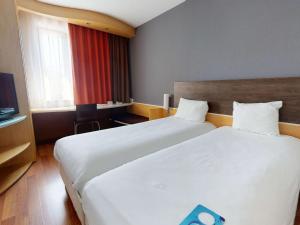 布拉迪斯拉发布拉迪斯拉发市中心宜必思酒店的酒店客房设有两张床和电视。