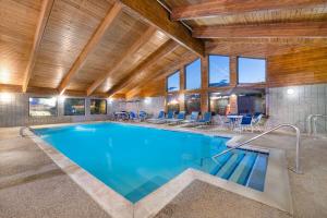 迪金森迪金森阿美瑞辛酒店 - 温德姆集团旗下的一座带天花板的房屋内的大型游泳池