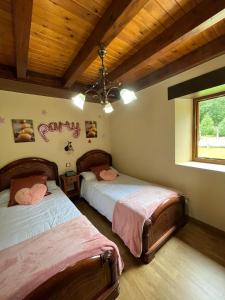 RasinesVillaMerceditas的一间卧室设有两张床和窗户。