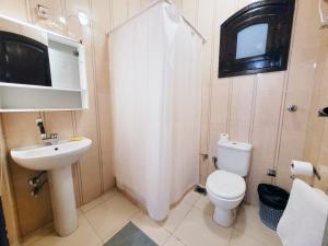 卢克索IN LUXOR Nile Apartments的一间带卫生间和水槽的小浴室