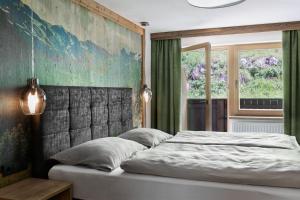 图克斯Berggasthaus Höllensteinhütte的一间卧室设有一张大床和一个大窗户