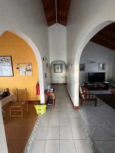 格罗斯岛Delightful 4bed modern villa with WiFI的客厅设有拱门、桌子和椅子