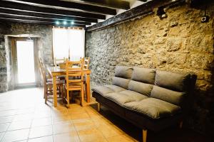 NavésCases Altes de Posada的客厅配有沙发和桌子