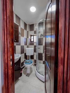 鲁克尔Casa BiaFlor的浴室配有卫生间、盥洗盆和淋浴。