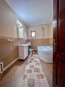 鲁克尔Casa BiaFlor的带浴缸、卫生间和盥洗盆的浴室