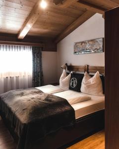 萨尔巴赫Landhaus Andrea Saalbach的一间卧室设有一张大床和一个窗户。