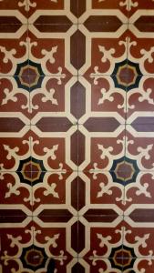 卡塔尼亚La Renaissance的棕色和白色的瓷砖地板,上面有图案
