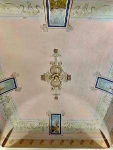 卡塔尼亚La Renaissance的天花板上挂有吊灯和绘画作品