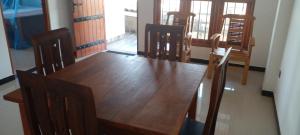 高尔Galle City Nest的一间带木桌和椅子的用餐室