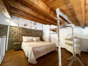 皮亚扎-阿尔梅里纳Giardino delle Zagare的一间卧室设有一张床和木制天花板