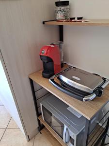 罗维戈Appartamento Roverella的一张桌子上座的红色缝 ⁇ 机
