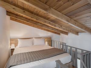 干尼亚Cretan Berry Kondylaki的一间卧室设有床铺和木制天花板