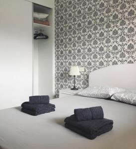 阿利坎特New apartment in San Juan Playa, Alicante的一间卧室配有一张带两个枕头的床