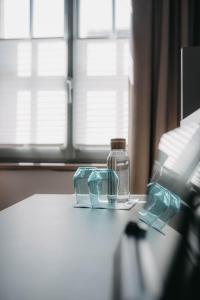 施派尔马克西米利安酒店的玻璃瓶坐在窗前的桌子上