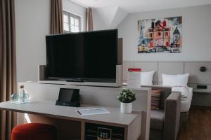 施派尔马克西米利安酒店的客厅设有壁挂式平面电视。