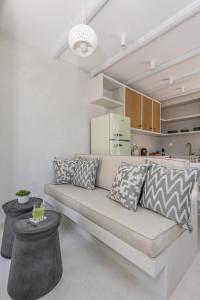 KlimaKLIMA BAY Beachfront Boutique Houses的客厅配有沙发和2张桌子