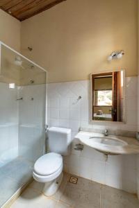 Simão PereiraHotel Fazenda Santa Helena的一间带卫生间和水槽的浴室