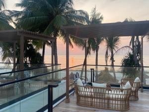 蓬圭TOA Hotel & Spa Zanzibar的从度假村的阳台上可欣赏到海景