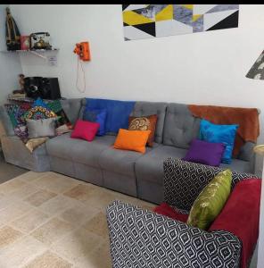 圣保罗Hospedaria da Mama的客厅配有带色彩缤纷枕头的沙发