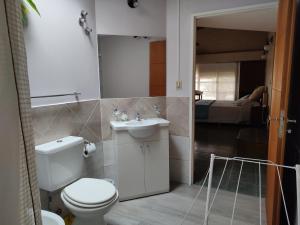 特雷利乌COMO EN CASA的浴室配有白色卫生间和盥洗盆。