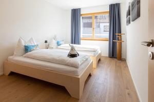 阿罗萨Pranursa的一间卧室设有两张床和窗户。