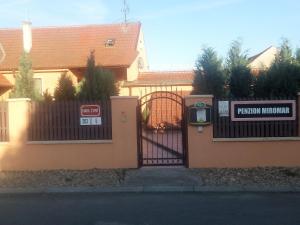 PodivínPenzion Miromar的房屋前有门的栅栏