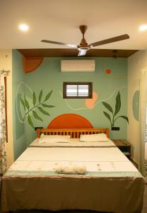 马拉利库兰玛拉里艾登旅馆的一间卧室配有一张带华丽墙壁的床