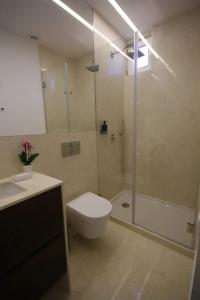 里斯本Timeless Ambassador -Belém的浴室配有卫生间、淋浴和盥洗盆。