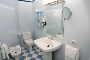 马萨龙港Hotel Playa Grande的一间带水槽、卫生间和镜子的浴室