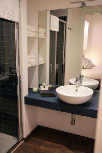 比耶拉7 Seven的一间带水槽和镜子的浴室