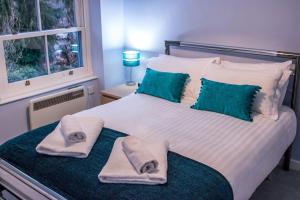 阿尔弗斯顿Beautiful 1-Bed Apartment in central Ulverston的一间卧室配有一张大床和毛巾