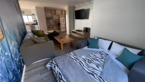普林格尔贝伊Dreamview Rental的客厅配有床和沙发