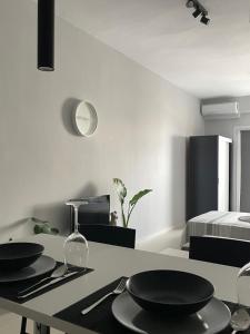 克桑西Modern Apartment 305的厨房配有两张黑板,放在桌子上
