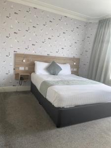 莫克姆克拉兰敦酒店的卧室配有一张墙上鸟床