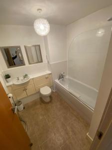 爱丁堡Hopetoun Apartment with free parking的带浴缸、卫生间和盥洗盆的浴室