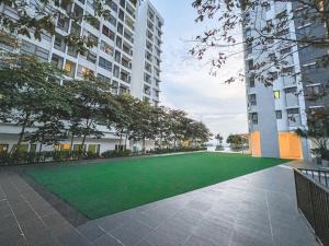 加影Bangi,4-7pax,Cozy Studio,Near UKM的建筑中间的绿色草坪