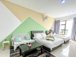 加影Bangi,4-7pax,Cozy Studio,Near UKM的一间卧室设有两张床和绿色的墙壁
