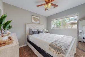 阿尔伯克基Comfortable 3-bedroom home with spacious backyard的一间卧室配有一张床和吊扇