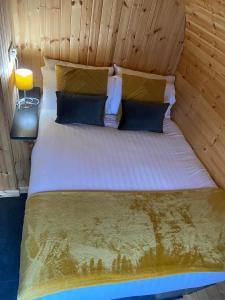 巴斯盖特Couston Lakes Resorts的木墙客房的一张床位