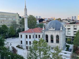 伊斯坦布尔Scope Apartment的一座城市中一座白色建筑,一座清真寺