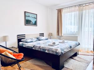 乌日策维克特瑞加公寓的一间卧室配有一张大床和一把椅子